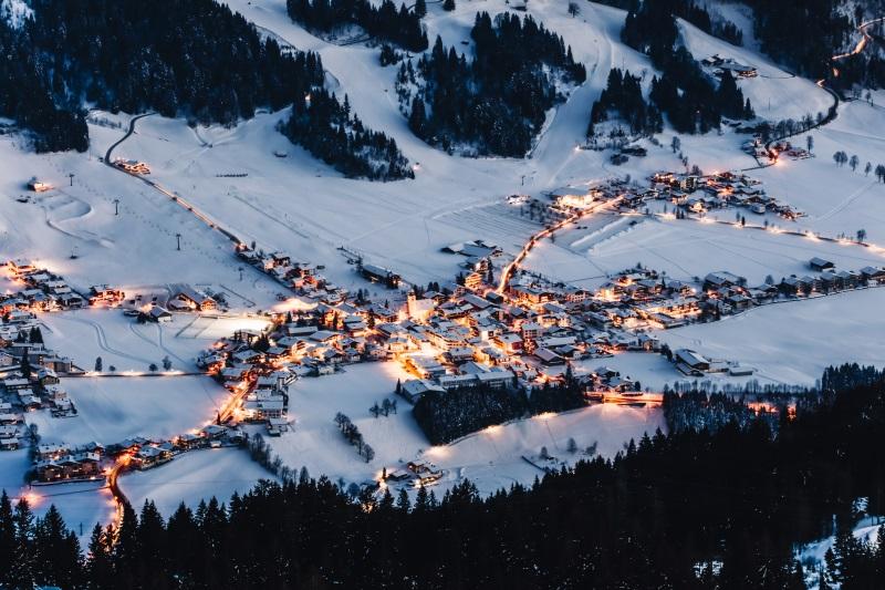 Der Ortskern von Westendorf am Abend